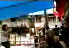 Het dikke vrouwen sexfilms meisje met het verband zou seks hebben met twee boeren.