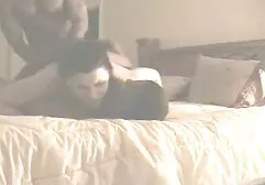 Een man die seks heeft sex oudere dames met twee stewardessen in blauwe pakken en sokken tijdens de vlucht.