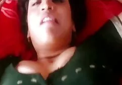 Volwassen huishoudster laat Grote tieten en cellulitis oude vrouwen sexfilms billen zien in de keuken.