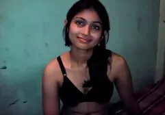 Een vervalser met een stok heeft witte sokken op de kont van haar vriend voor rijpe vrouwen sexfilms de webcam.