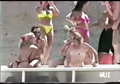 Getatoeëerde kale trut in de badkamer lesbische filmpjes met dikke kip