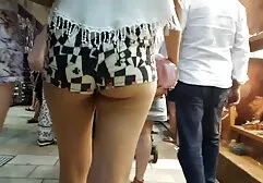 Blond in zwarte sex met dikke dames jurk straalt Grote tieten en nep vagina