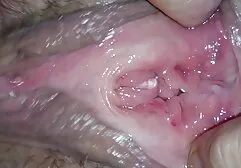 Een gekrulde Braziliaan met stickers op haar tepels die een striptease op de stoel gratis dikke tieten sexfilms doet.