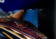 Krulharige Latina oude dames neuken die ballen likt in sauna en springende auto.