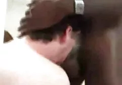 Vergeet de fotoshoot met grootouders en twee jongens. twee vrouwen neuken een man