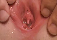 Zoete schoonheid komt tot een orgasme lesbische filmpjes met zachte bewegingen.