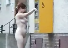 Na het beloven van geld voor seks, twee vrouwen neuken een man belandt hij in haar gezicht en gaat naar de gang.