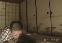 Een vriend gaf het meisje een verjaardagswedstrijd rijpe vrouwen sexfilms voor volwassenen.