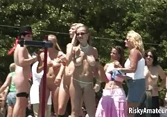 Een man neukte in een gratis film beffen vagina van een langharige hoer.