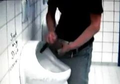 Een man marokkaanse sex film die slapende meisjes draagt