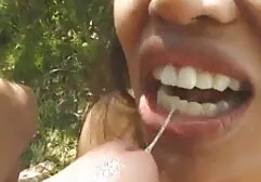 Dubbele penetratie van een rijpe dames neuken meisje in het zwembad