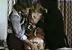 Het plezier van de hemel en de passie van het geslacht vrouwen sexfilms van het jonge paar op het strand