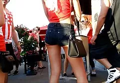 Latex vrouw vriendelijke sex film meisje domineert een slaaf en dwingt hem zijn voeten te likken.