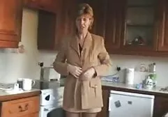 Een knappe oudere man die een sexfilms rijpe vrouwen jonge assistent eet.