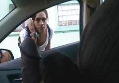 Chick in oil met grote borsten zuigt en meisje neukt met paard rijdt lul