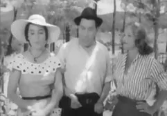 Blonde moeder met siliconenmelk geeft haar een pak slaag na het dikkevrouwenporno zuigen