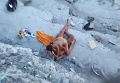 Een jonge vrouw vader dochter sex film in een blauw shirt die een zwarte man en zijn lul afzuigt.