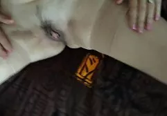 De man verbrandde de kurk met een vrouw getatoeëerd op haar borst en een staart in haar mond op dikke dames neuken het terras.