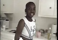 De blanke man vader dochter sex film heeft een grote kont en ebbenhout in rode lingerie.