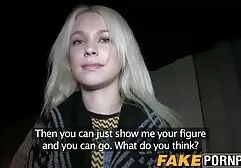 De huishoudster zit vol seks oudere vrouwen willen sex film met de man van de gastvrouw in de keuken.