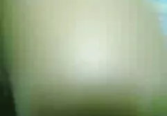 De vriendin op de squirtende dames witte bank zuigt om de beurt mannen en heeft seks met haar.