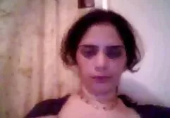 Twee dienstmeisjes in roze uniformen die zoenen in neuken met oudere dames een leeg café.