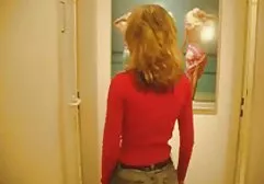 Meisje met douche sexfilms met oudere vrouwen in wit T-shirt en masturbatie vagina door zwaartekracht voor webcam