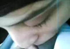 Een vrouw in een zwarte trui zittend op het gratis filmpjes beffen toilet en zuigt een harde pik liefhebber