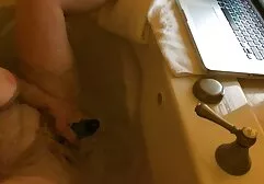 Toen het meisje sliep, was het sex met oudere dames geen medelijden met zijn lul.