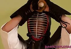 Een vrouw die zich verkleed in de kleedkamer van oudere sexfilms het strand.