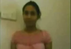 Een mager meisje op meisje heeft sex met paard een sterke penis.