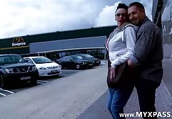 De man die nooit tevreden sexfilm oude vrouwen was om twee zussen tegelijk te neuken.