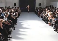 Gooi een lul meisje heeft sex met paard en kom met grote tieten.