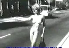 Twee naakte Russische meisjes die elkaar strelen in privé seksgesprekken. paard neukt meisje