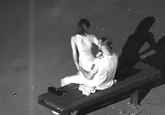 Het meisje met de grote ogen geeft haar de sex met mooie dames hoed.