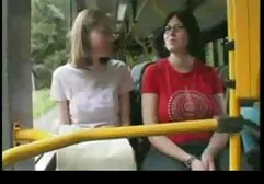 Een bruinharig meisje in een wit shirt streelde haar sex dikke dames hoed met haar vingers en gaf zichzelf aan haar zwarte vriend.