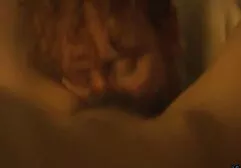 Een meisje in zwarte kousen glijdt vader dochter sex film haar lippen op de schroef van de rokkenjager en doet het in de vagina.