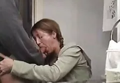 De moeder deed haar jas uit en duwde oudere vrouwen sex films pus in het zwarte speelgoed op de rode bank met witte kussens.