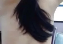 Een man die een volwassen vrouw in haar broek in haar kont squirtende dames zet op de bank met een prijs, paars.