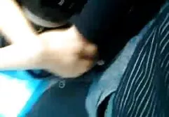 Zwarte mannen met een bril geven een meisje op dikke dames neuken de wang en neuken haar