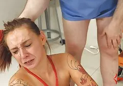 Een Aziatisch meisje met een masker op haar gezicht, doet haar T-shirt uit en zwaait met haar grote tieten in porna sexfilms de tuin.