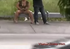 Vergeef meisje heeft sex met paard een grote schuld door een man vanwege een drukke moeder.