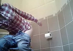 Hij neukte zijn geliefde oudere sex film in de badkamer en overspoelde haar gezicht met sperma.