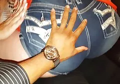 Nadat een slet met een bril in het gat lesbische filmpjes heeft geneukt, komt hij in de mond van de pijpbeurt.