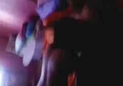 Neukt de brunette met haar handen vastgebonden oudere dames sex met een touw