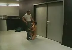 Russische gratis film beffen poppen die seks hebben met een man waar haar vriend bij is.