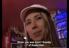 Een man gratis dikke tieten sexfilms kijkt onder de rok van een meisje en doet de camera uit.