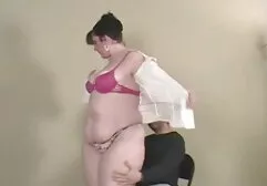 De bruid die masturbeerde voor sex film voor vrouwen de camera.