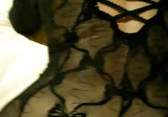 De latex viezerik toont een gat in sexfilm vrouwen de gesloten vagina.