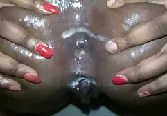 Een sensuele Lesbienne streelt haar vagina sex met dikke dames met een vinger en vangt een orgasme van een dildo.